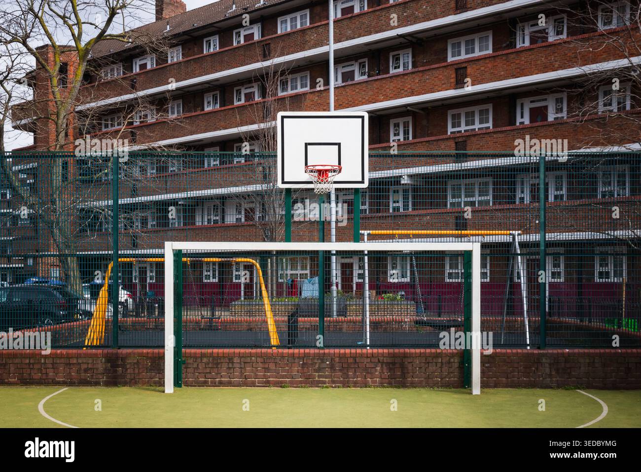 Basketballfeld im Freien im Housing Rockingham Anwesen im Elephant and Castle Area, Süd-London Stockfoto