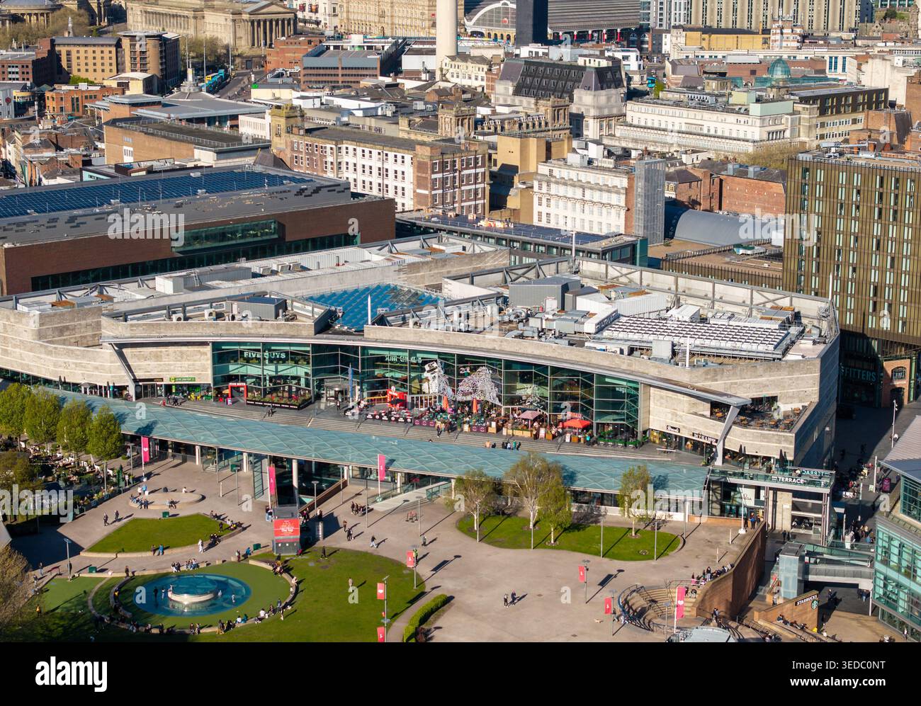 LIVERPOOL, MERSEYSIDE, ENGLAND - 19. APRIL 2026: Moderne Geschäfte und Restauranterrassen im Herzen des Einkaufszentrums Liverpool ONE Stockfoto