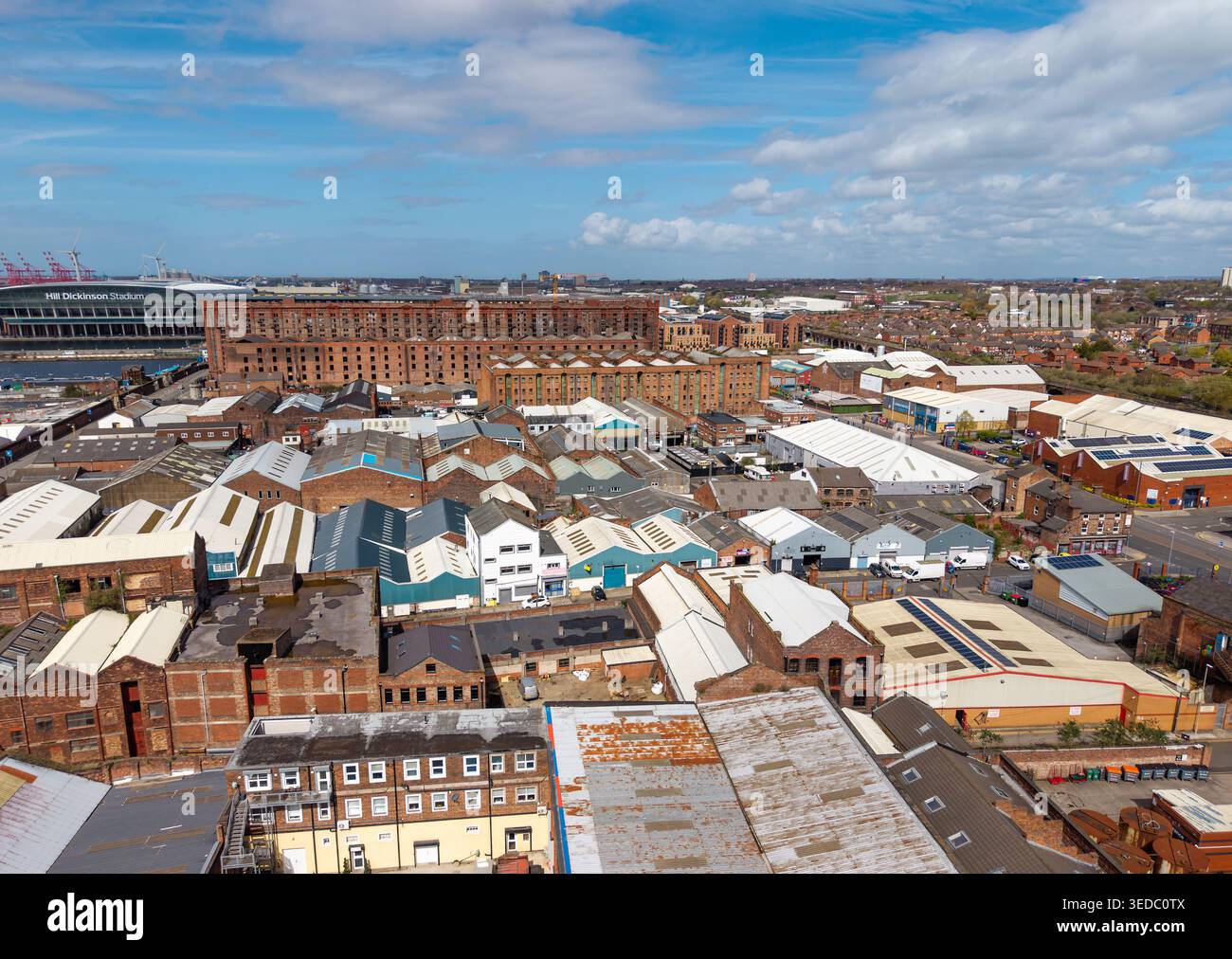 LIVERPOOL, MERSEYSIDE, ENGLAND - 16. APRIL 2026: Luftansicht zeigt die industrielle Architektur des Kreativviertels zehn Straßen Stockfoto