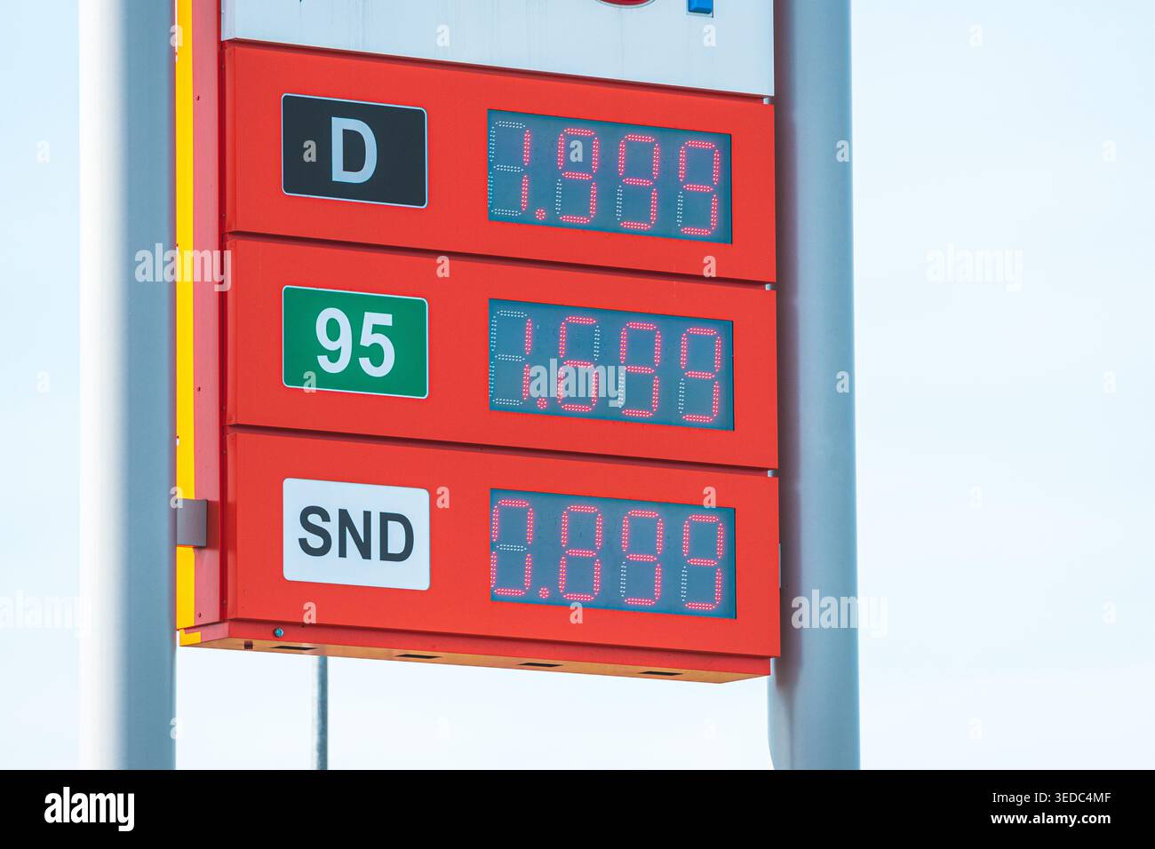 Nahaufnahme der an einer Tankstelle angezeigten Kraftstoffpreise, die schwankende Energiekosten und ihre Auswirkungen auf den täglichen Transport hervorheben Stockfoto