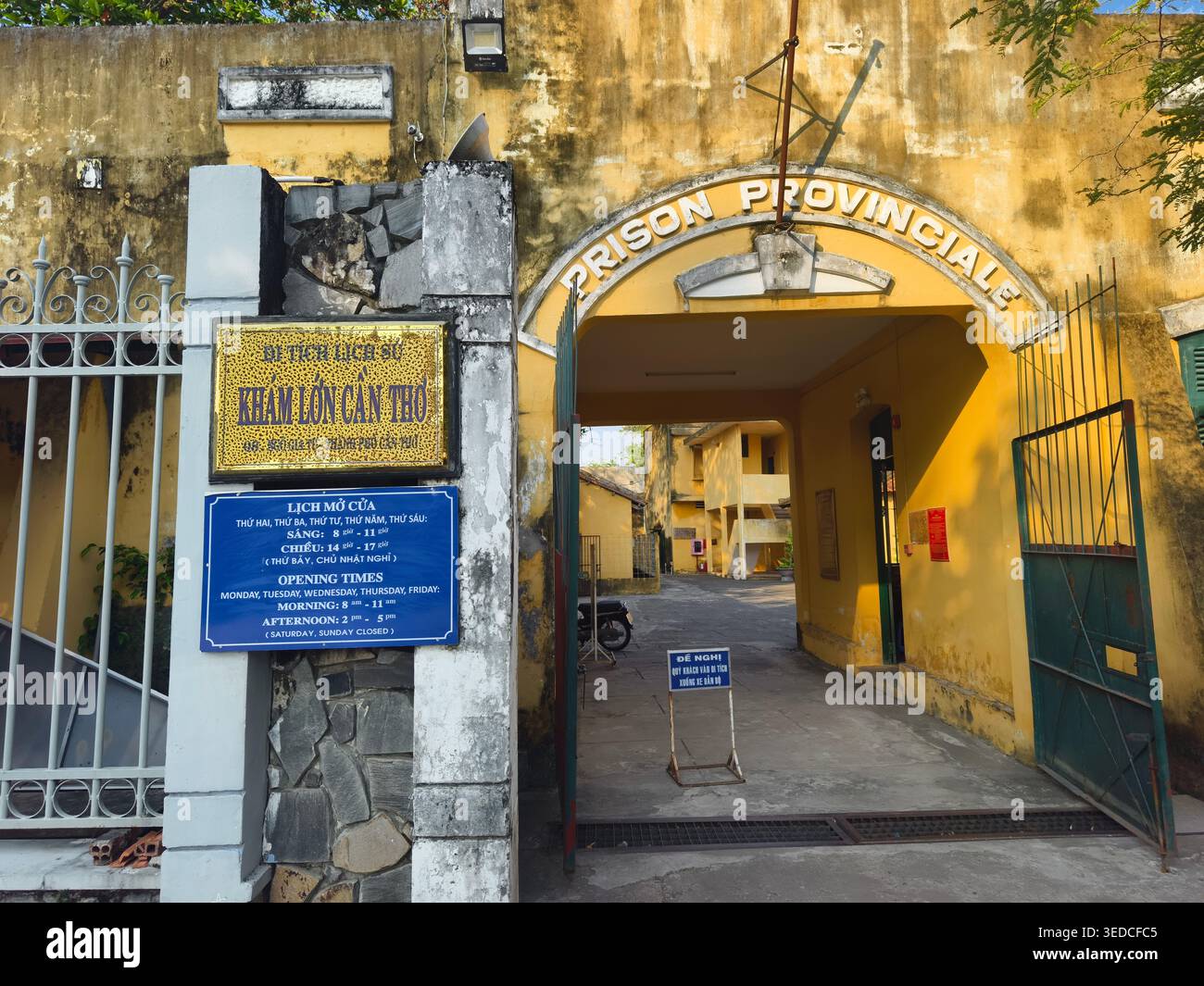 Can Tho Grand Prison, oder Prison Provinciale, (Khám Lớn Cần Thơ), eine historische Stätte, die in der französischen Kolonialzeit in Vietnam erbaut wurde Stockfoto