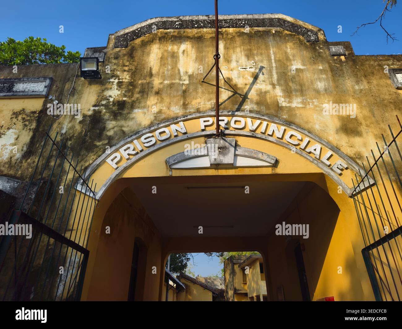 Can Tho Grand Prison, oder Prison Provinciale, (Khám Lớn Cần Thơ), eine historische Stätte, die in der französischen Kolonialzeit in Vietnam erbaut wurde Stockfoto