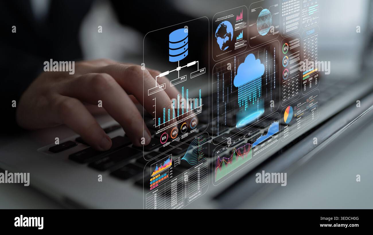 Hände eines Geschäftsexperten, der mit futuristischen Datenanalysen und Grafiken der Cloud-Technologie auf einem digitalen Bildschirm interagiert, während er ein Notebook verwendet Stockfoto