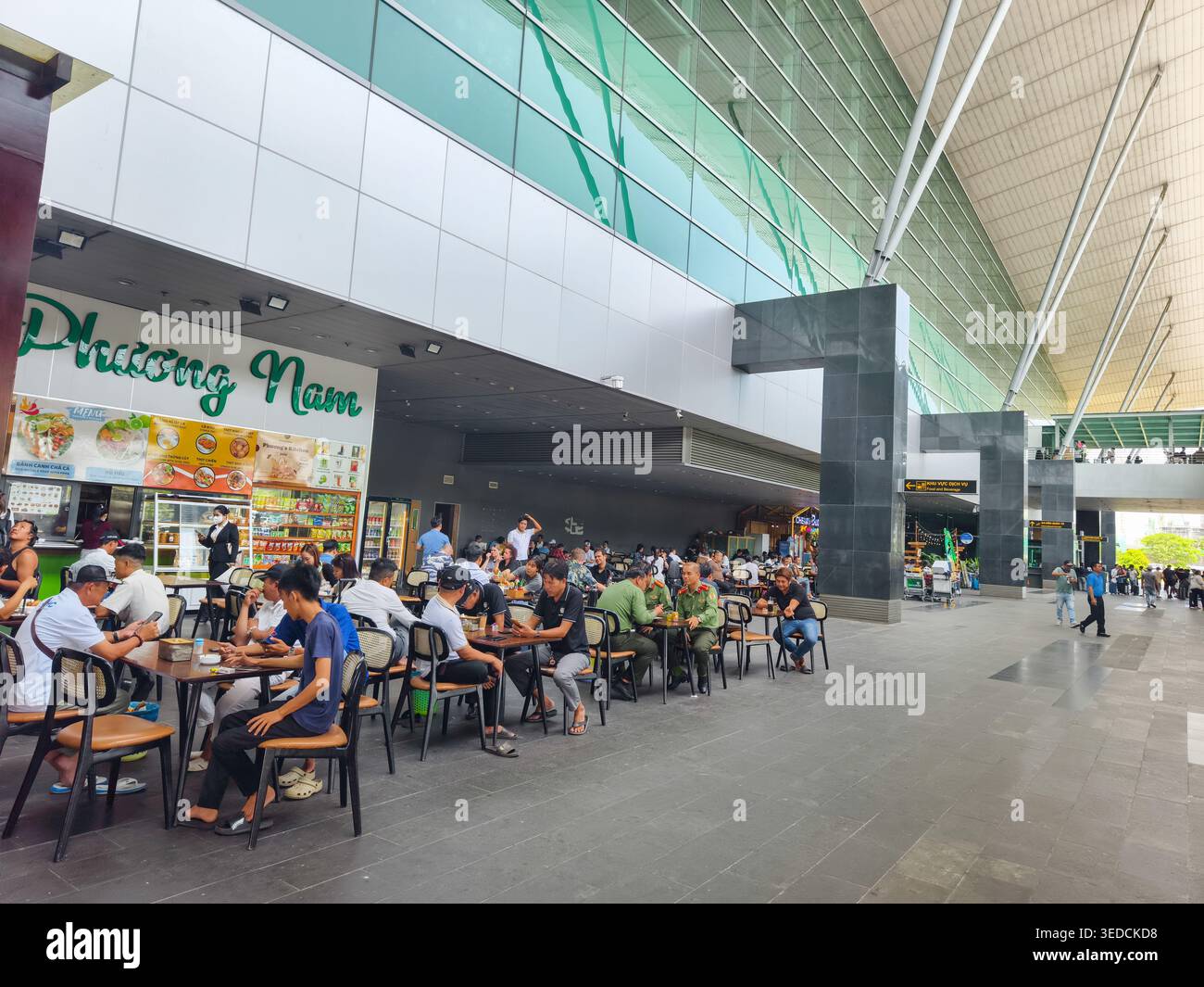 Phuong Nam Café, Essbereich im Freien am Phu Quoc International Airport (PQC) in Vietnam. Stockfoto