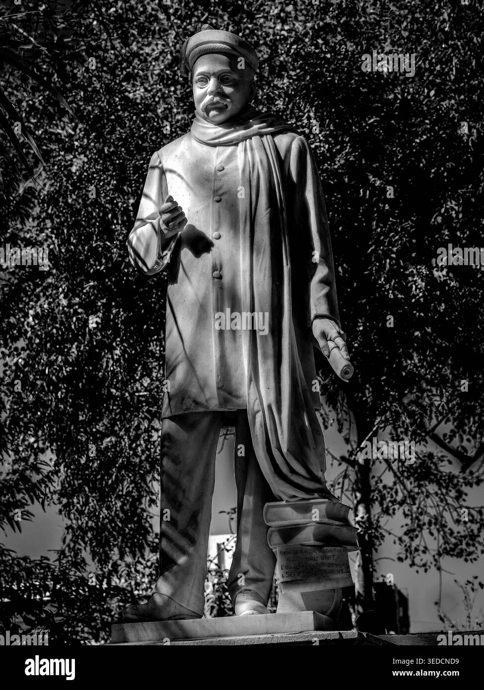 März 2020 Vintage-Schwarz-weiß-Fotostatue von Gopal Krishna Gokhale Patriot und Staatsmann ; Bombay Fort Mumbai ; Maharashtra ; Indien Stockfoto