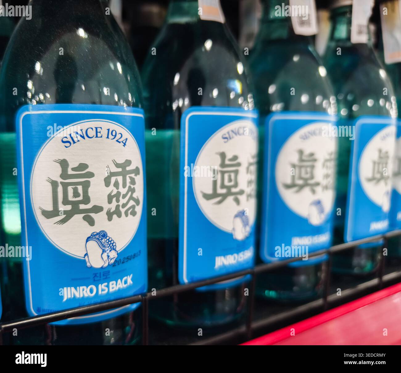 Jinro ist zurück Soju, ein beliebter südkoreanischer Destillationsbrand, der für seinen weichen Geschmack und die blaue Flasche im Retro-Stil bekannt ist. Supermarktregal Stockfoto