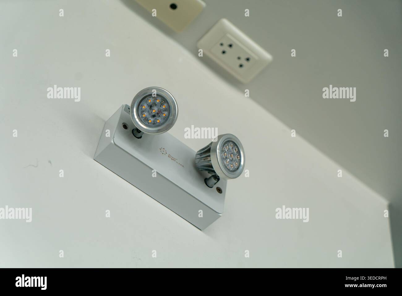 Dieses Bild zeigt moderne Deckenstrahler mit elegantem Design, die sich für die Verbesserung von Innenräumen mit stilvoller Beleuchtung und effizienter Beleuchtung eignen Stockfoto
