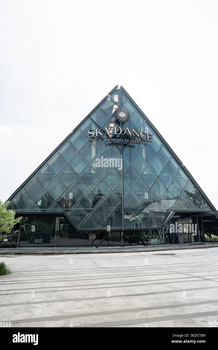 JAKARTA, INDONESIEN, 5. Mai 2026 - Skydance, ein Nachtleben-Spezialitätenrestaurant am Land's End Beach, Pantai Indah Kapuk, Jakarta, Indonesien. Die Re Stockfoto
