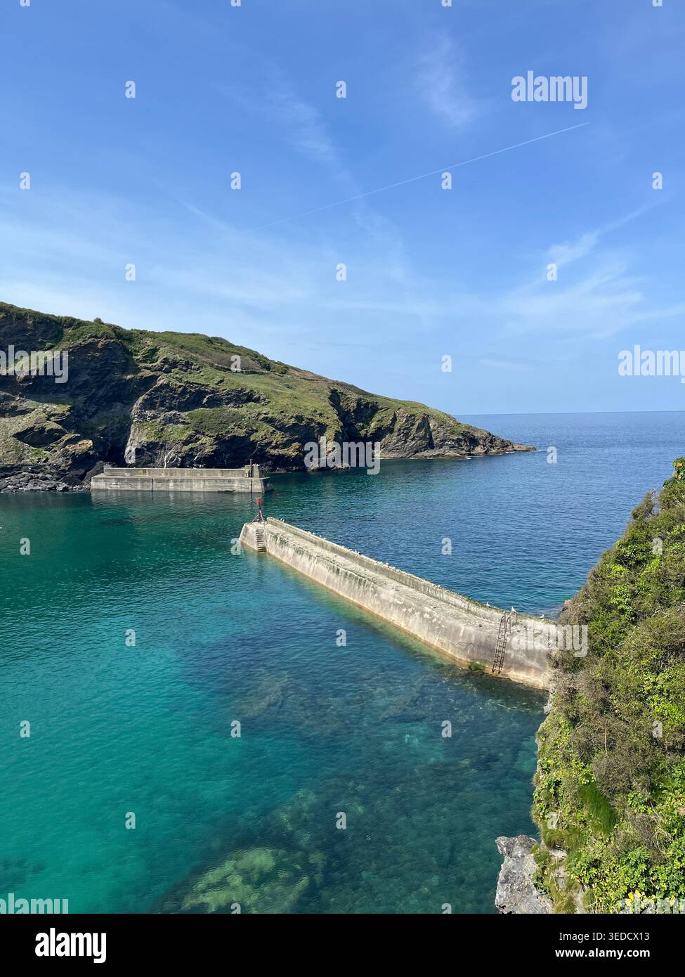 Hafenmauer in Port Isaac, Cornwal, England, Großbritannien. - Smartphone-aufgenommenes Stockfoto