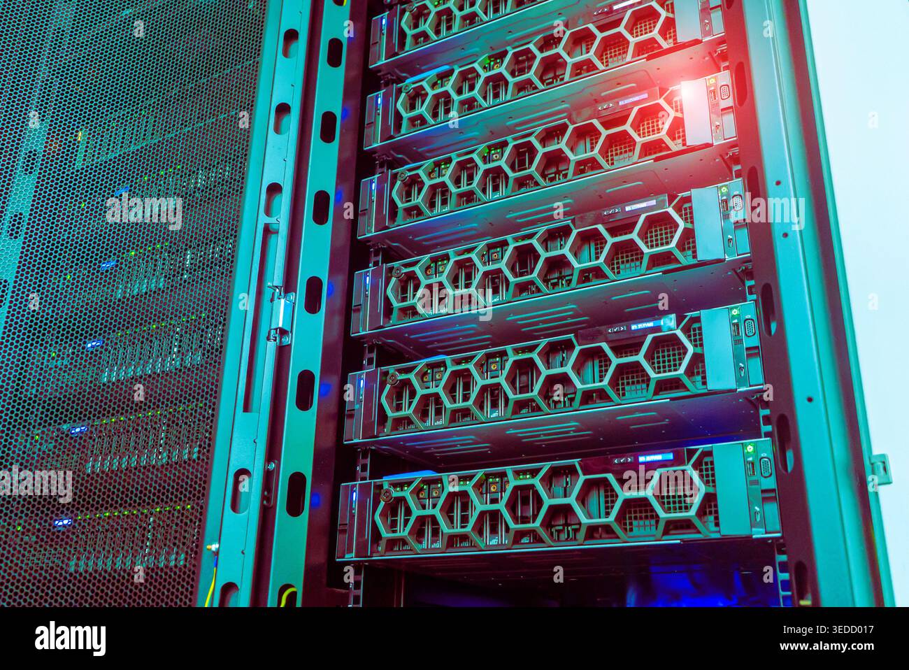 Eine Nahaufnahme der High-Tech-Serverhardware in einem Rechenzentrum mit fortschrittlichen Rack-Lösungen mit lebendiger LED-Beleuchtung für ein noch besseres visuelles Erscheinungsbild Stockfoto