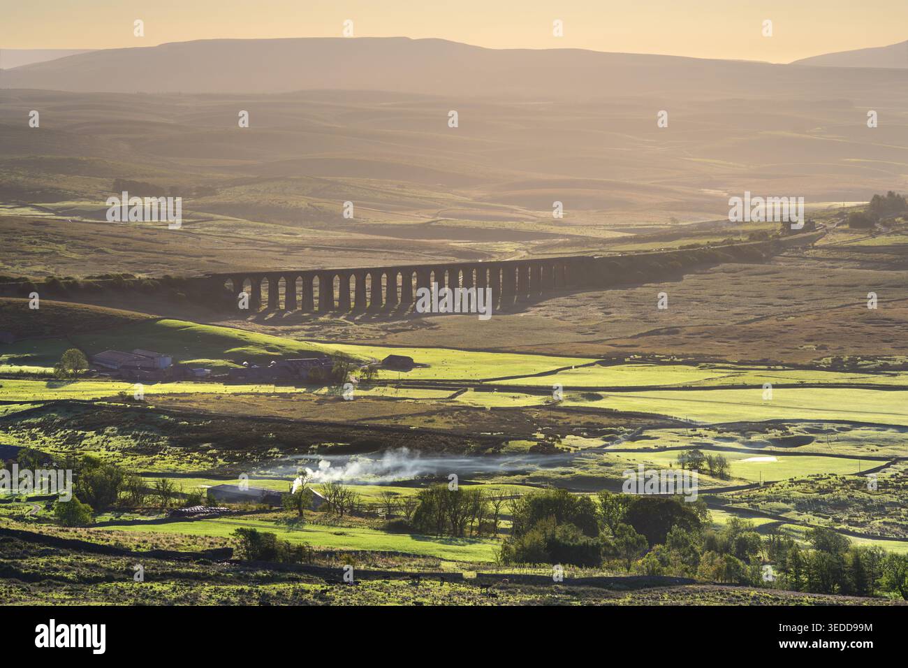 Blick aus der Vogelperspektive auf das Batty Moss Viaduct in Ribblehead an einem wunderschönen Sommermorgen, Yorkshire Dales, Großbritannien. Stockfoto