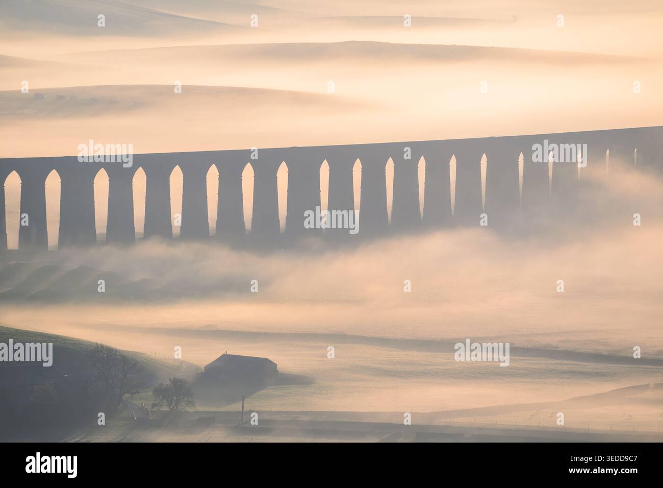 Blick aus der Vogelperspektive auf das Ribblehead Viaduct, während der Morgennebel im Tal, Yorkshire Dales, Großbritannien, lauert. Stockfoto