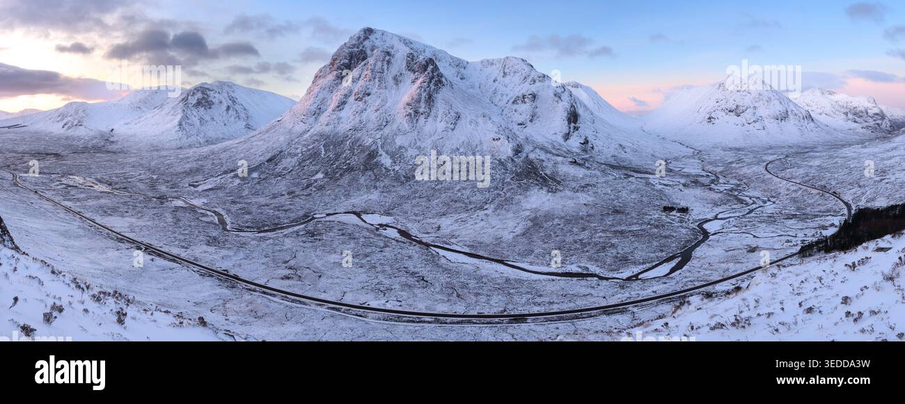 Glencoe Berge, bedeckt mit Schnee an einem Wintermorgen, Scottish Highlands, Großbritannien. Stockfoto