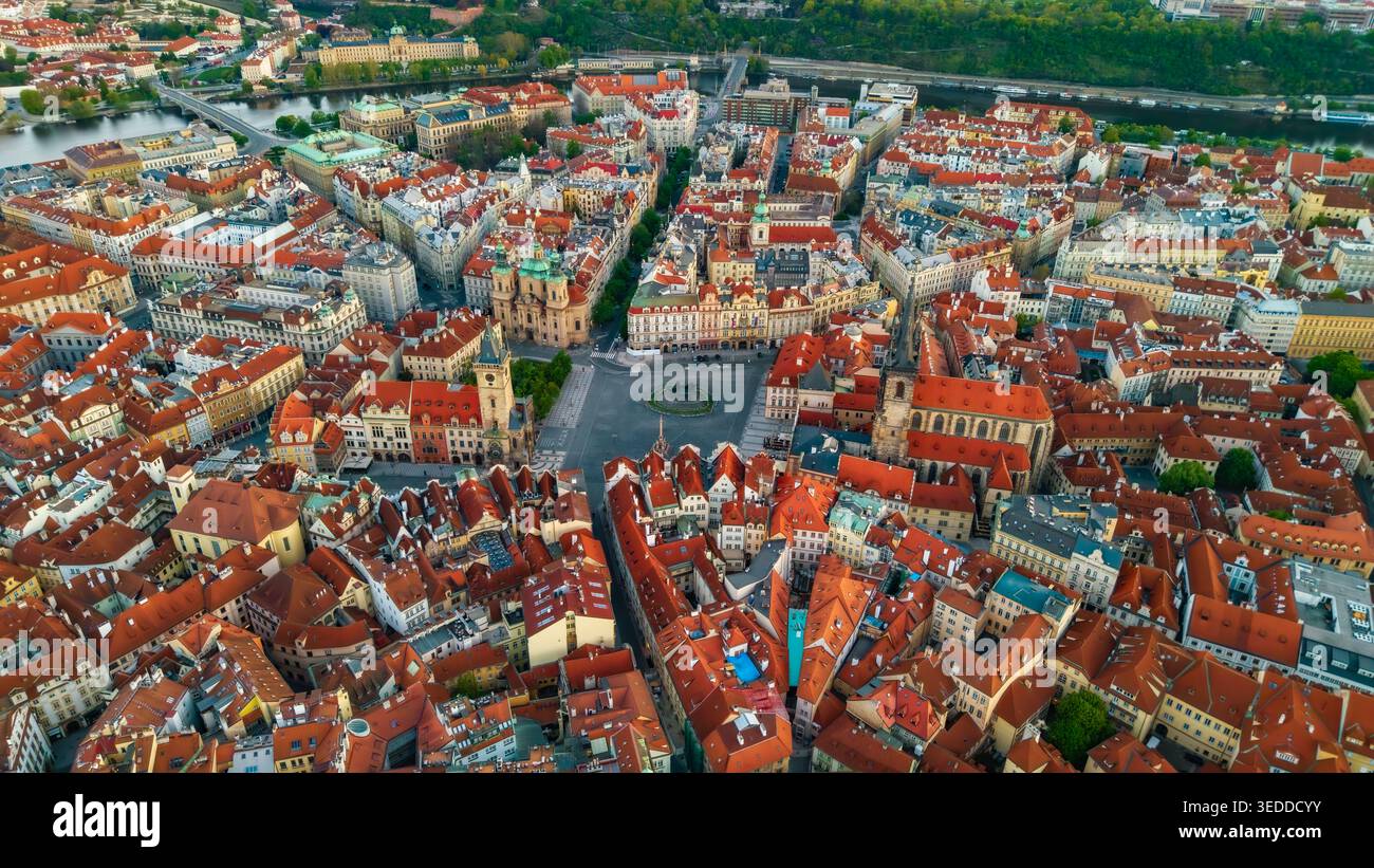 Blick aus der Vogelperspektive auf den historischen Altstädter Ring mit seinen berühmten roten Dächern, die Kirche unserer Lieben Frau vor Tyn und den Turm des Alten Rathauses in Prag, Pr Stockfoto