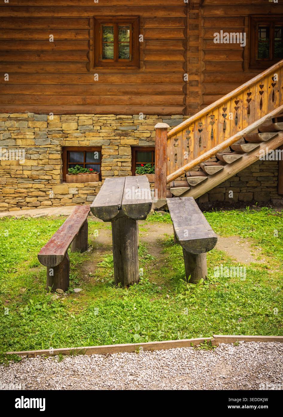 Rustikaler, einfacher Sitzbereich mit Holzbänken und Tisch Stockfoto