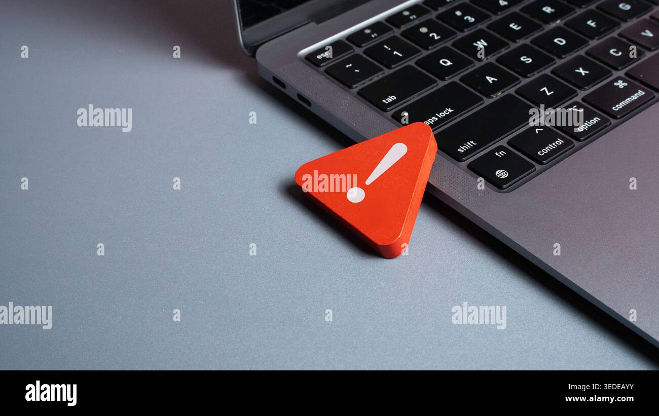Rotes Ausrufezeichen mit Warnzeichen neben „Laptop-Tastatur öffnen“, das Probleme mit technischem Support und Systemfehlern anzeigt Stockfoto