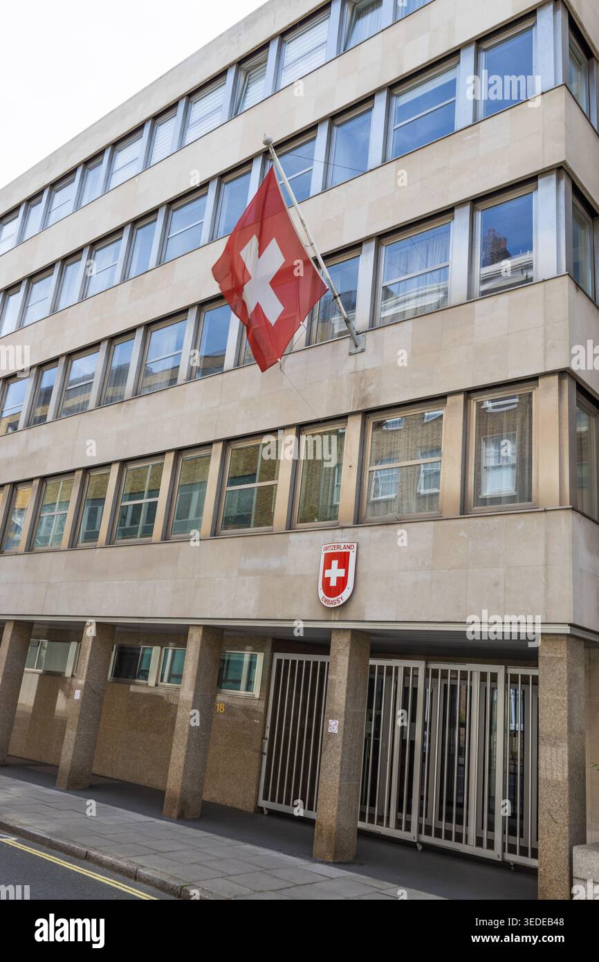 Schweizer Flagge hängt vor der Botschaft der Schweiz. London, Großbritannien, 14. April 2024 Stockfoto
