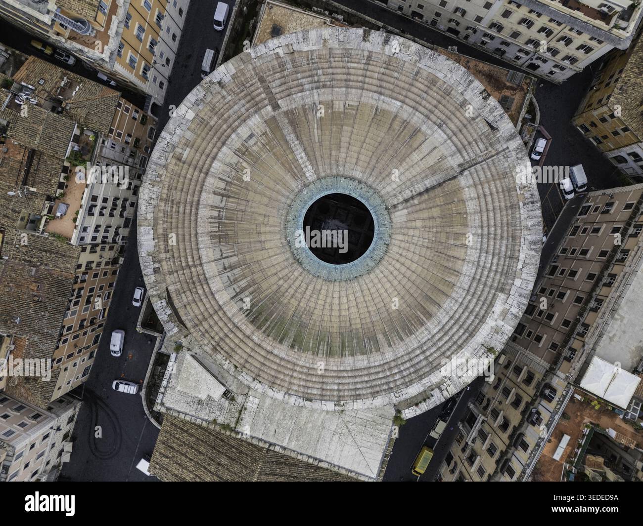 Blick aus der Vogelperspektive auf die berühmte Kuppel des Pantheons und den oculus, umgeben von historischen Dächern und engen Gassen in Rom, Latium, Italien. Stockfoto