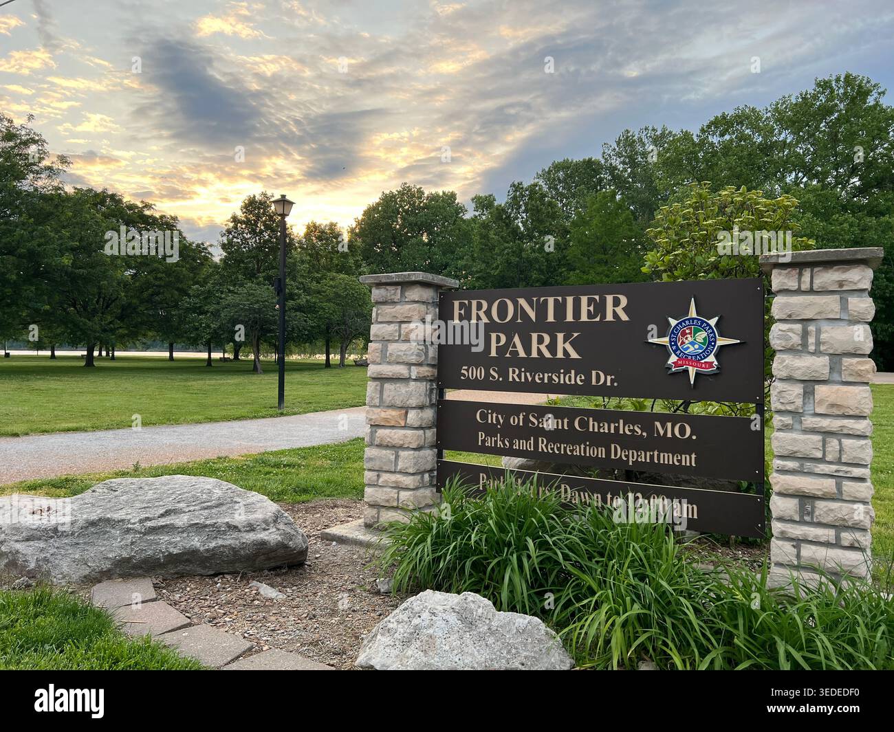 Eingangsschild zum Frontier Park in St. Charles, Missouri, USA, öffentlicher Park am Flussufer bei Sonnenuntergang in der Nähe des Missouri River Stockfoto