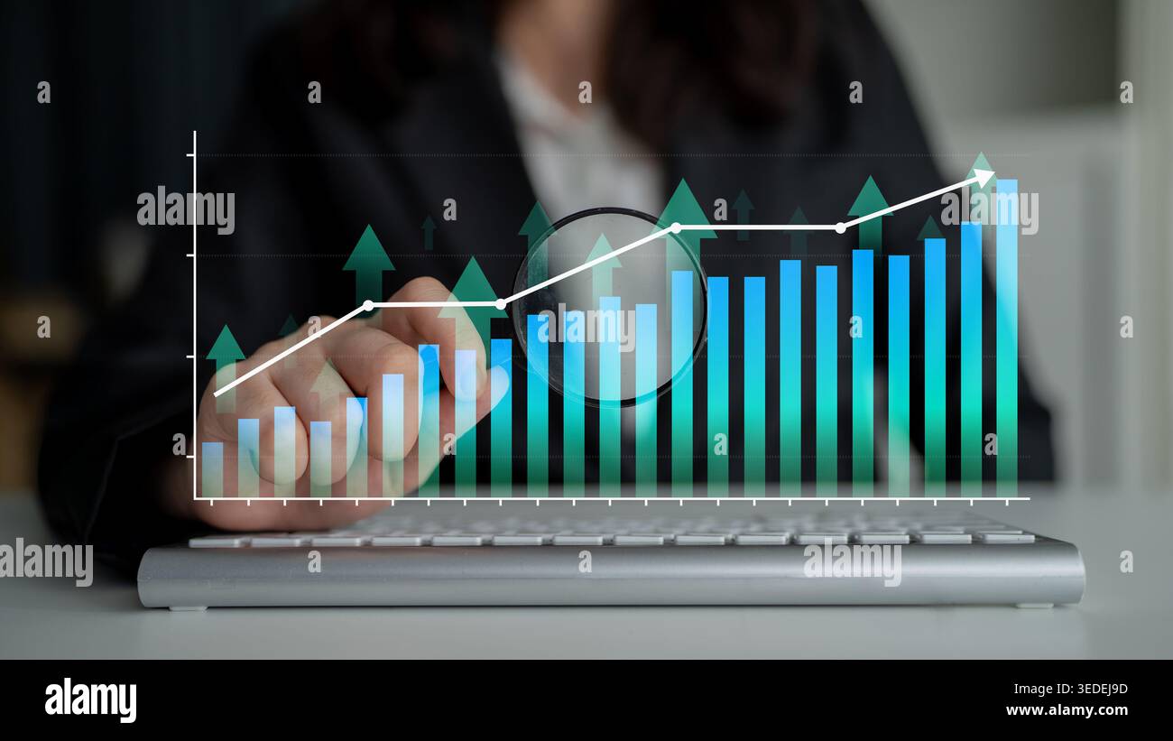 Business Professional Analysieren von Datentrends mit Diagrammen und Diagrammen auf Computertastaturen im modernen Büroumfeld Haptic. Stockfoto