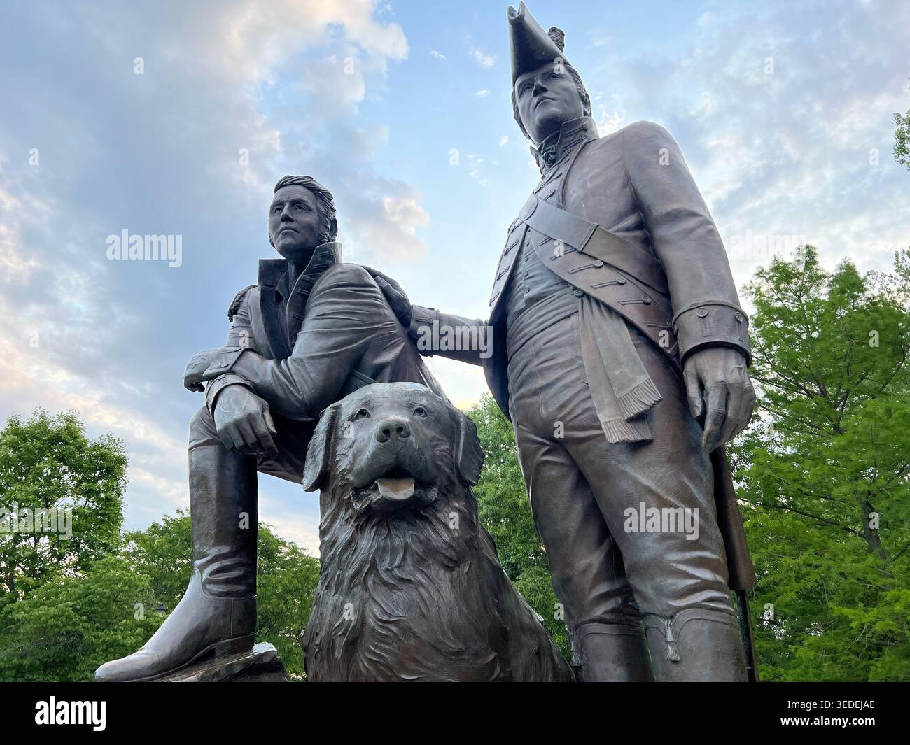 Lewis and Clark Monument im Frontier Park in St. Charles, Missouri, USA, Bronzestatuen mit Hund unter dem Abendhimmel Stockfoto