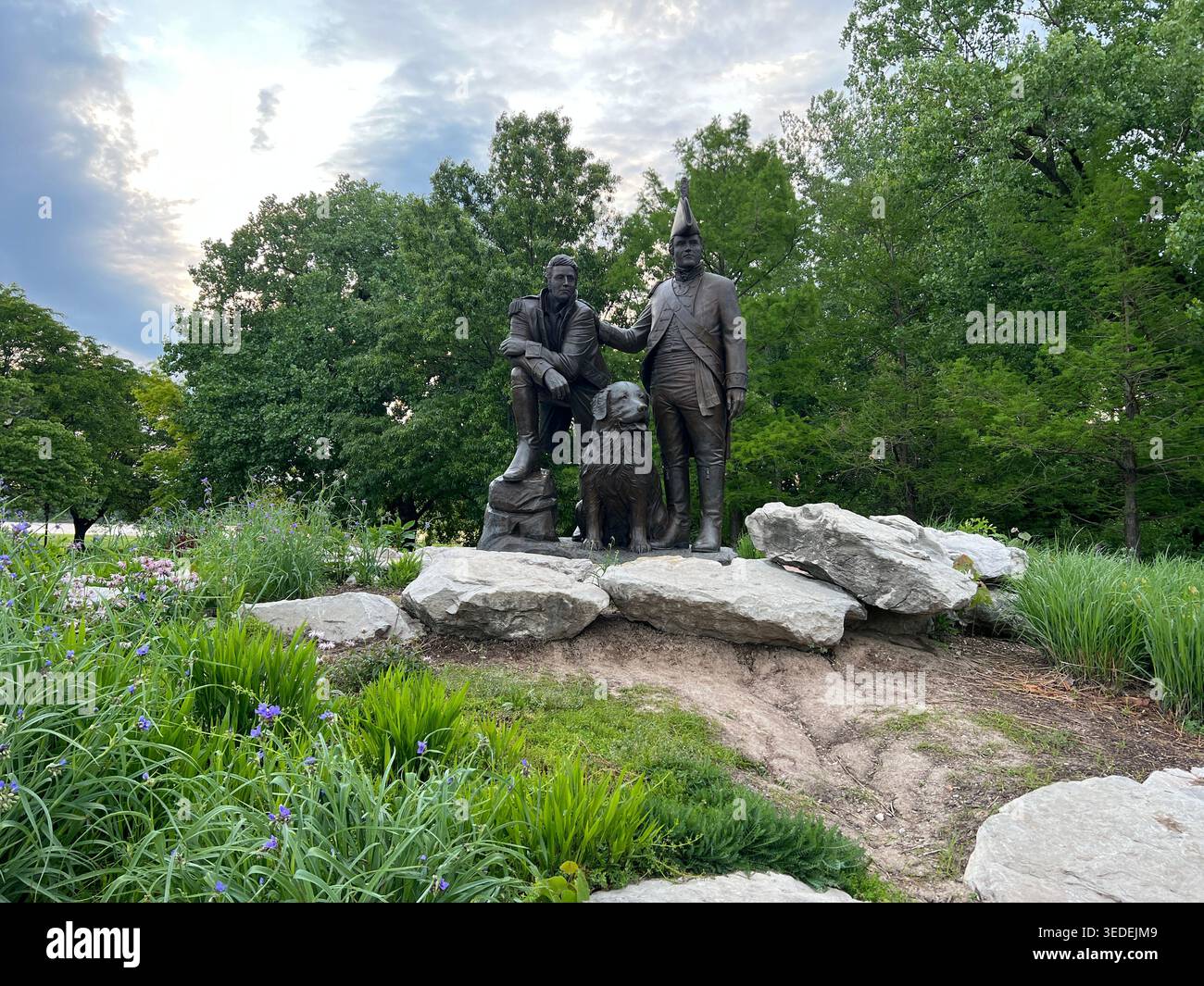 Lewis and Clark Monument im Frontier Park in St. Charles, Missouri, USA, Bronzestatuen für Entdecker in Landschaftsgärten Stockfoto