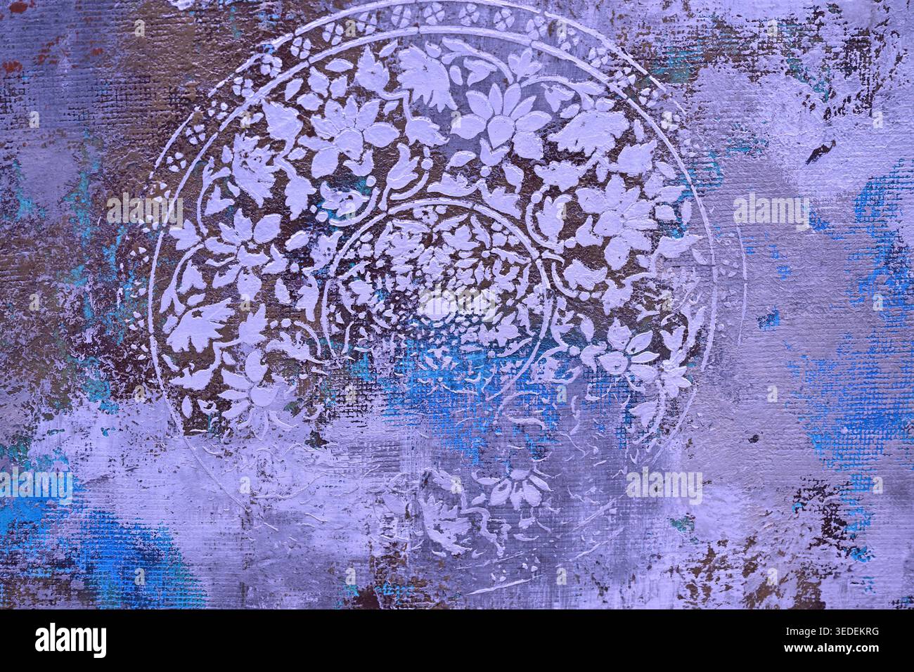 Abstraktes Blumenmandala auf strukturiertem lila blau gemalten Hintergrund Stockfoto