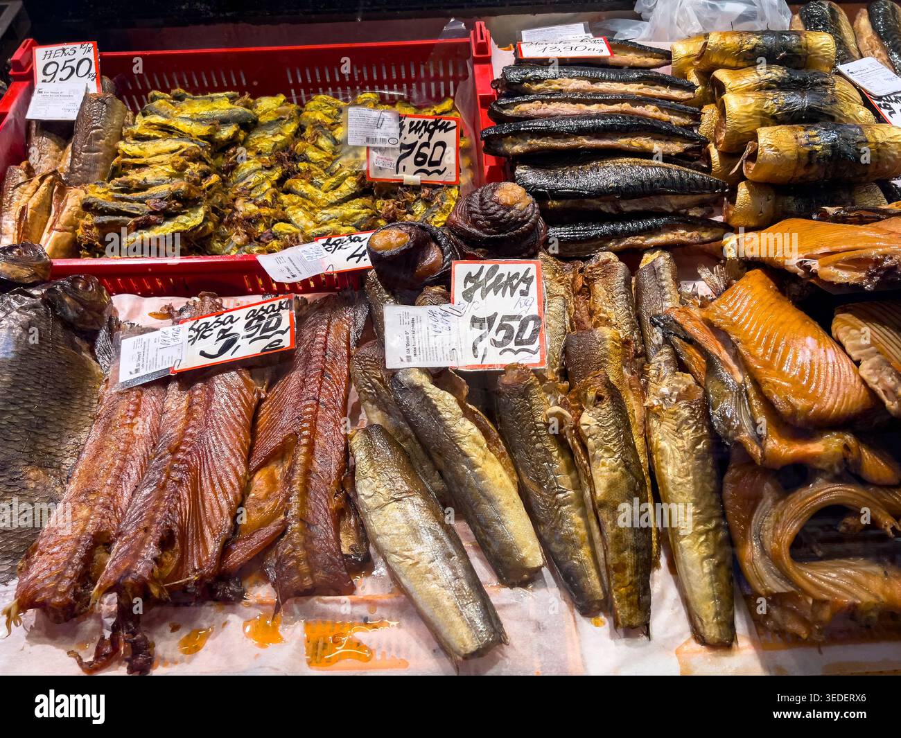 Die Fischräucherkultur der Ostsee wird in verschiedenen Räucherfischen auf dem rigaer Zentralmarkt ausgedrückt, die beliebte lettische Aromen und verzehrfertige Meeresfrüchte zeigen Stockfoto