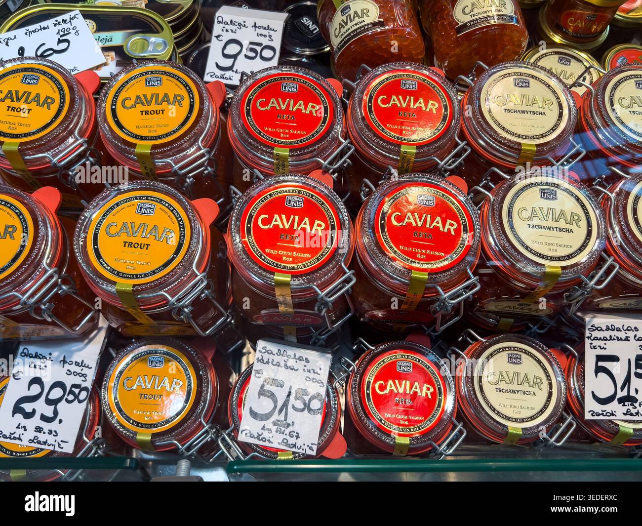 Fischmarkt-Kaviar in Glasgläsern auf dem rigaer Zentralmarkt mit sichtbaren Etiketten und Preisschildern, die erstklassige Meeresfrüchte hervorheben Stockfoto