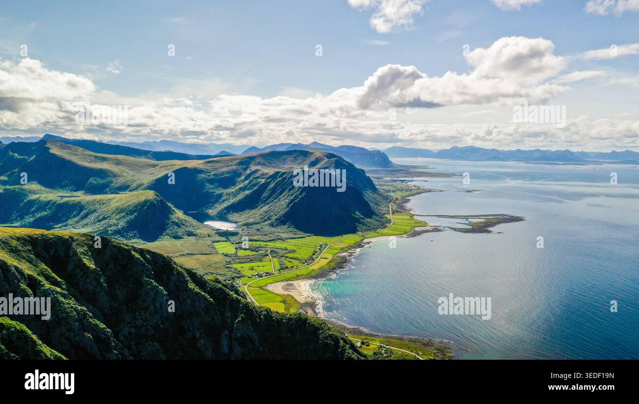 Dieses atemberaubende Panorama-Drohnenfoto fängt die epische Größe des Archipels der Lofoten in Nordnorwegen ein, in dem grünes Licht fließt Stockfoto