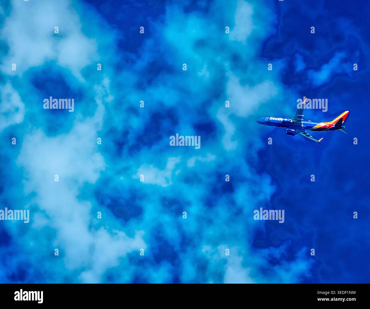 Ein Jet der Southwest Airlines am Himmel Stockfoto