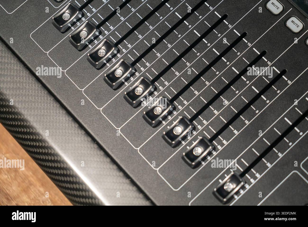 Nahaufnahme eines professionellen Audiomischpults mit Schiebereglern und Drehknöpfen. Ideal für die Präsentation von Musikproduktion, Tontechnik und en Stockfoto