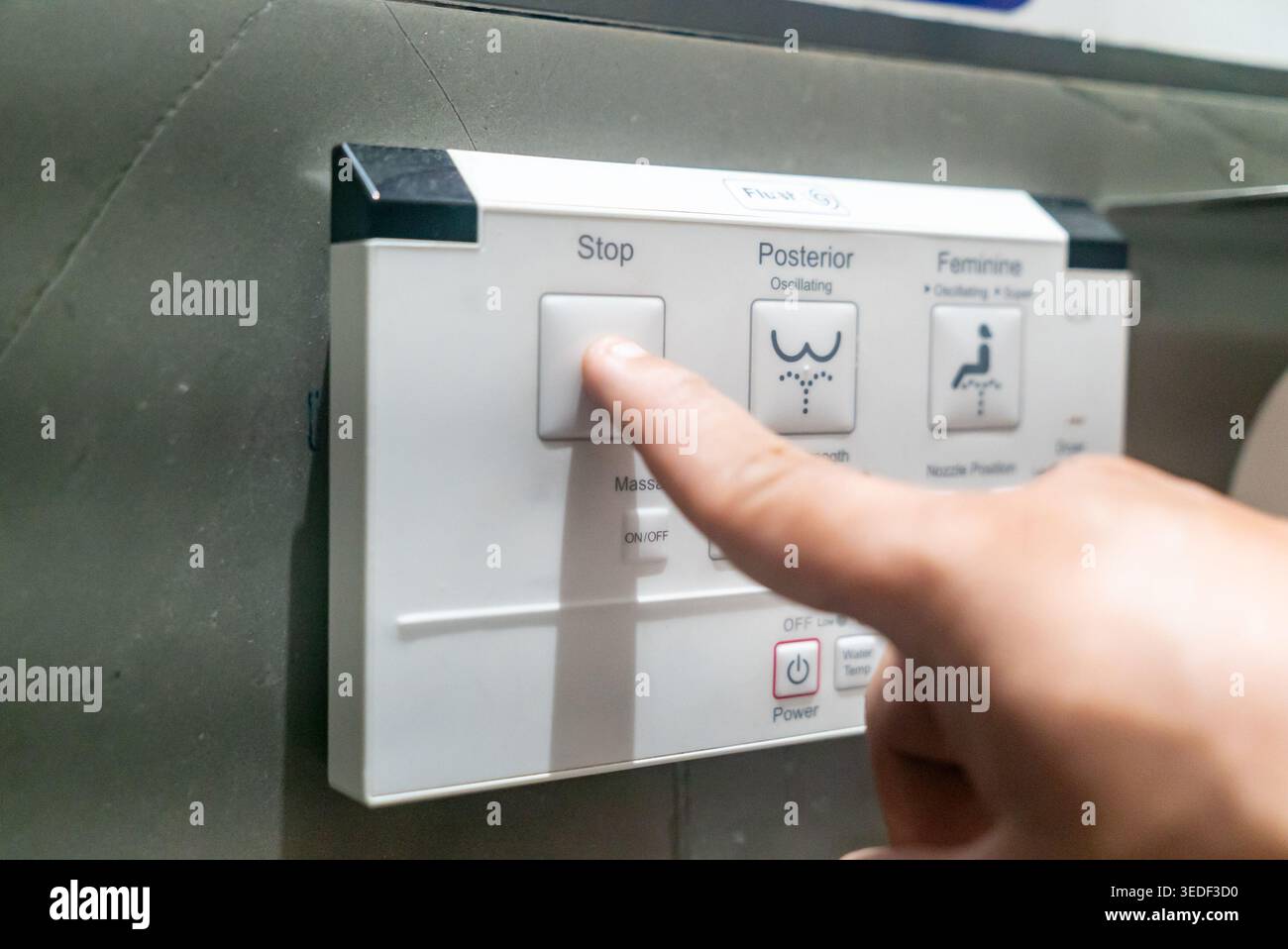 Dieses Bild zeigt ein Bidet-Bedienfeld mit Schwerpunkt auf Hygiene und Komfort, mit verschiedenen Tasten für individuelle Einstellungen und einfache Bedienung Stockfoto