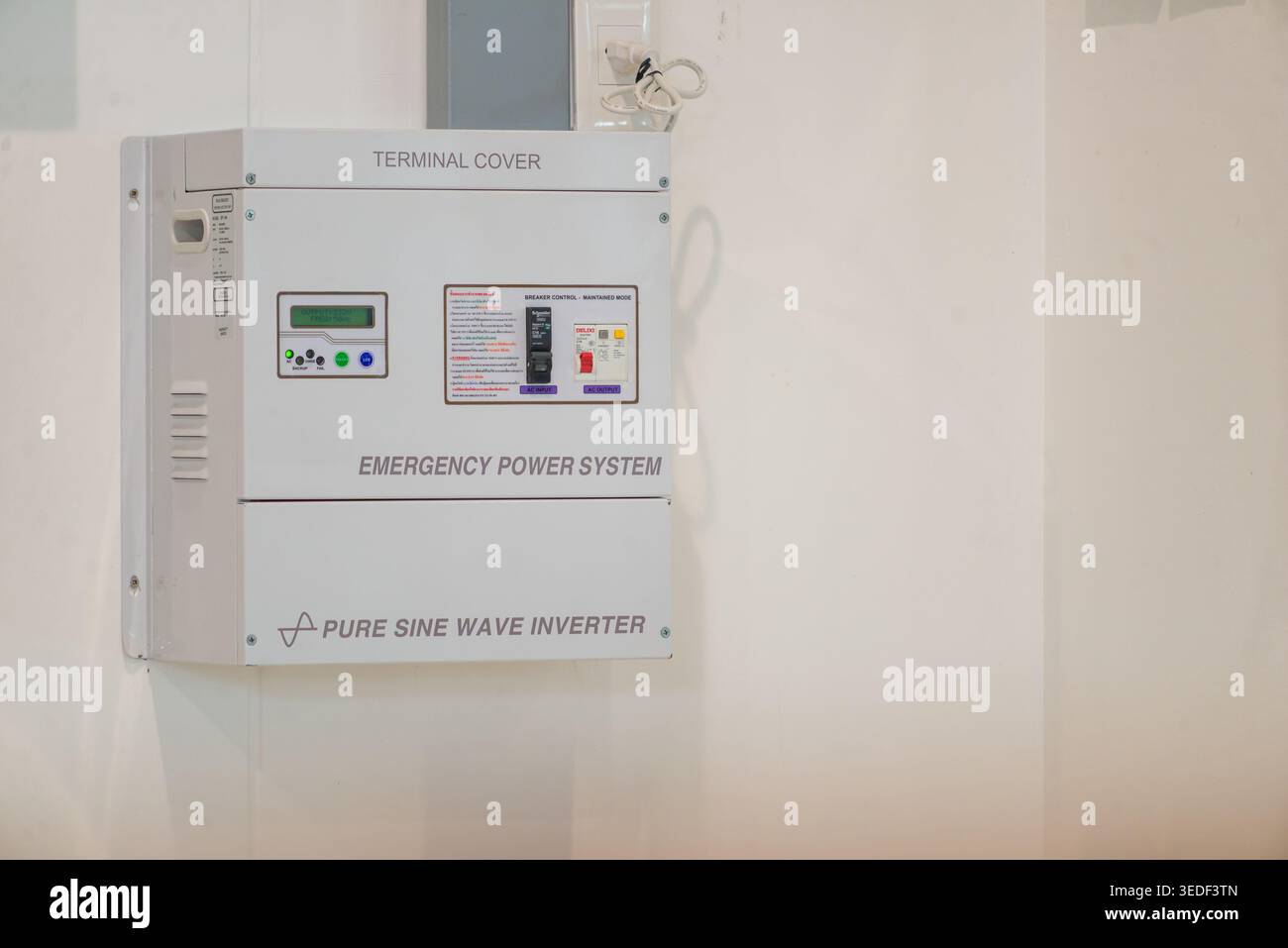 Dieses Bild zeigt eine Steuereinheit für Notstromsysteme mit einem reinen Sinusinverter, der für zuverlässige Notstromlösungen in verschiedenen Bereichen unerlässlich ist Stockfoto