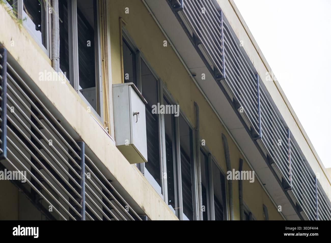 Entdecken Sie die einzigartigen Details eines städtischen Bürogebäudes und heben Sie die architektonischen Merkmale, modernen Designelemente und die städtische Umgebung hervor. Stockfoto