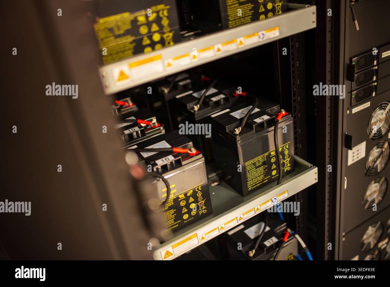 Diese Abbildung zeigt ein professionelles Rack mit Industriebatterien, das für die Energiespeicherung und -Verwaltung in verschiedenen Anwendungen entwickelt wurde. Stockfoto