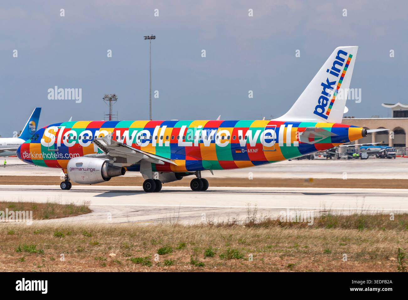 Germanwings Airbus A319-112 (REG: D-AKNF) in Park Inn Sonderlackierung ab Start von Start- und Landebahn 32. Stockfoto