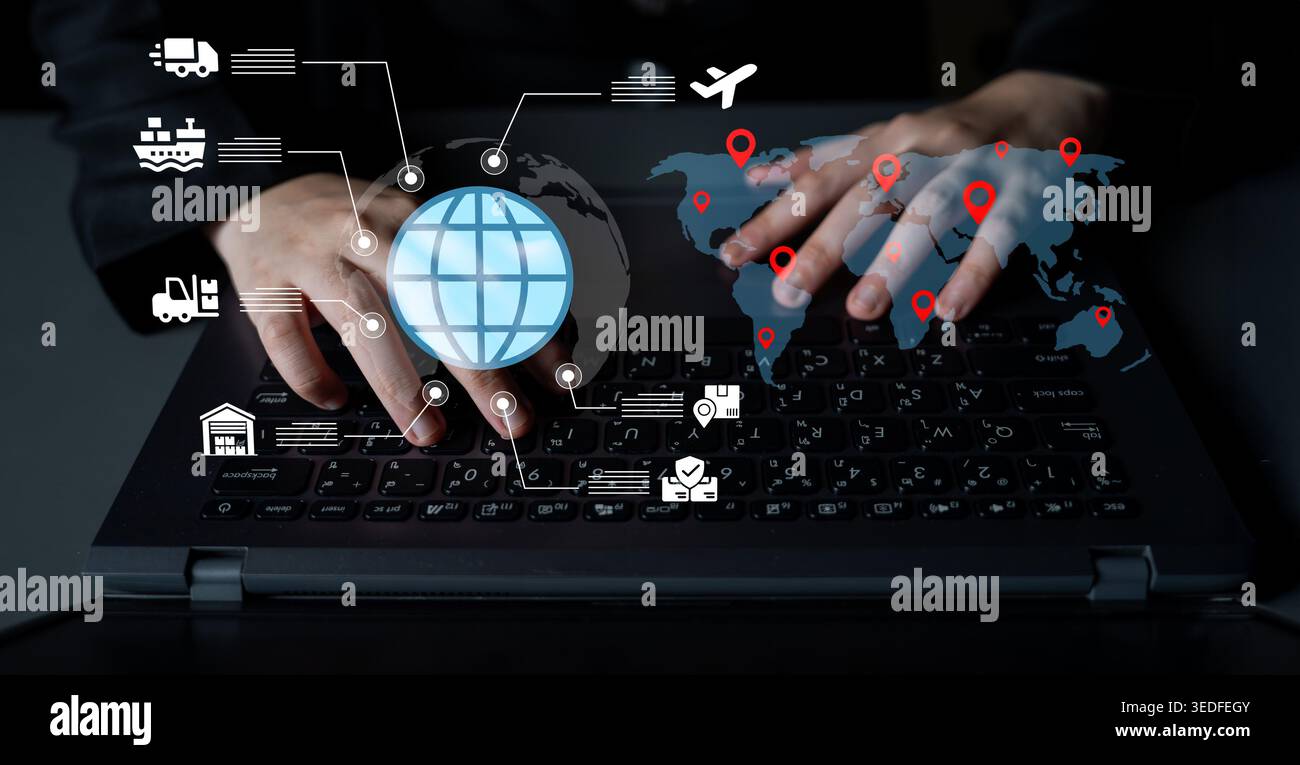 Handtipp auf einem Laptop mit globalen Konnektivitätssymbolen, die Logistik, Transport und Supply Chain Management in einem digitalen Zeitalter des Unternehmens symbolisieren Stockfoto