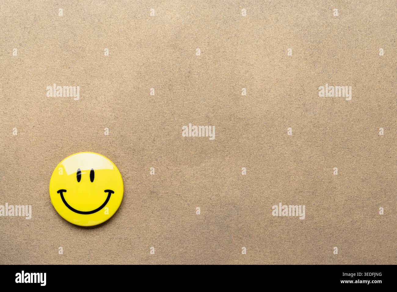 Smiley-Feedbacksymbol auf beigefarbenem Hintergrund mit Kopierraum Stockfoto