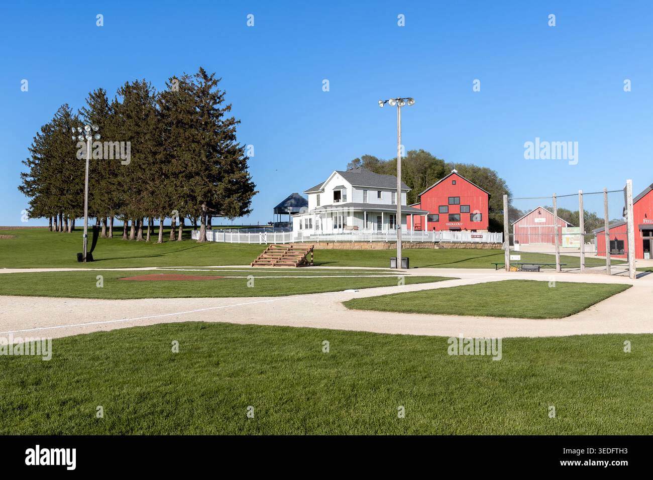 Dyersville, Iowa, USA - 3. Mai 2026: Field of Dreams Movie Site, Baseball Field, Farm House and Barn Stockfoto