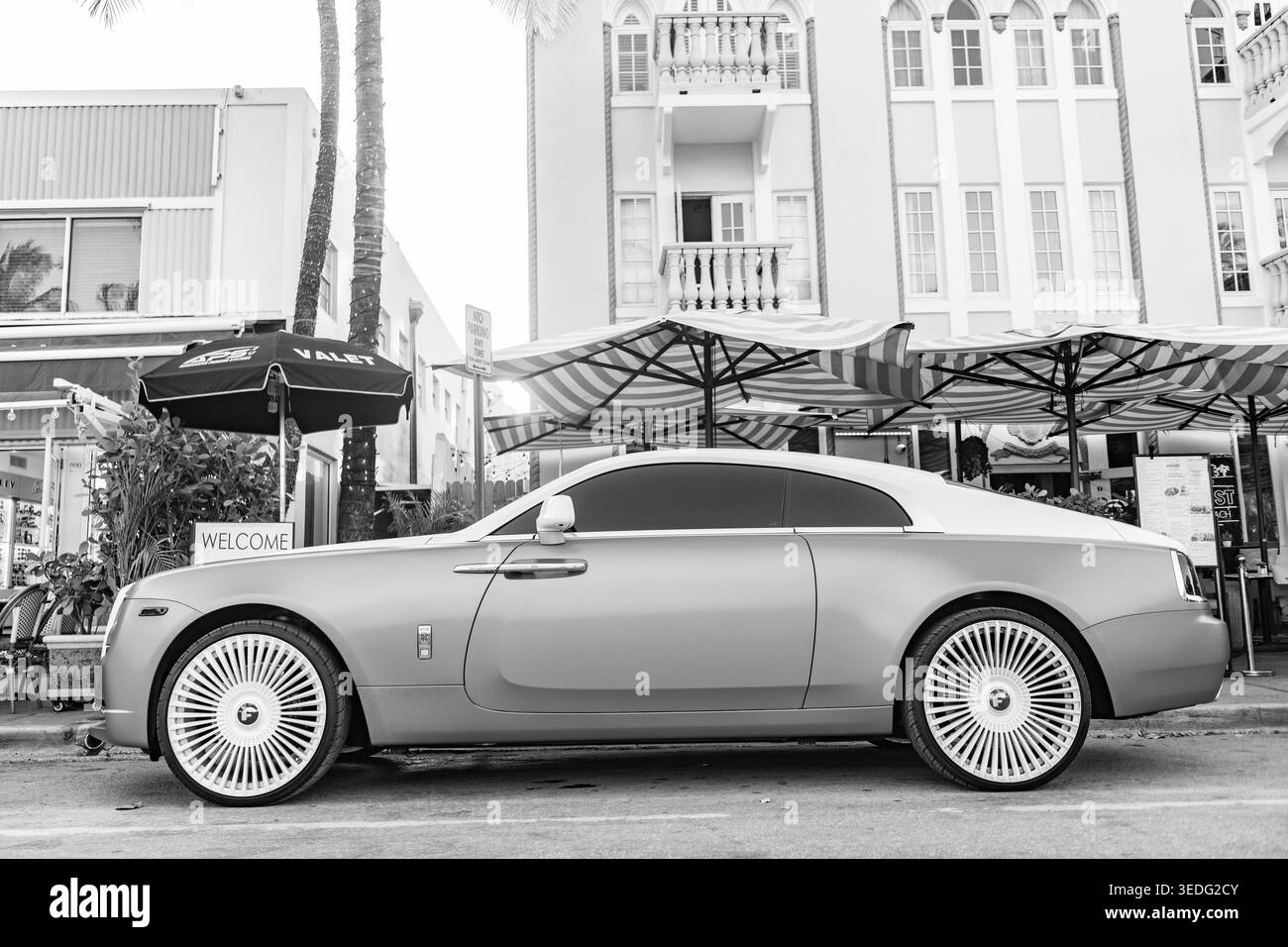 Miami, Florida, USA - 08. April 2025: Royce Wraith Luxus-Grand-Tourer-Car. Grand Tourer Rolls Royce Wraith. Auto Rolls Royce Wraith parkt Stockfoto