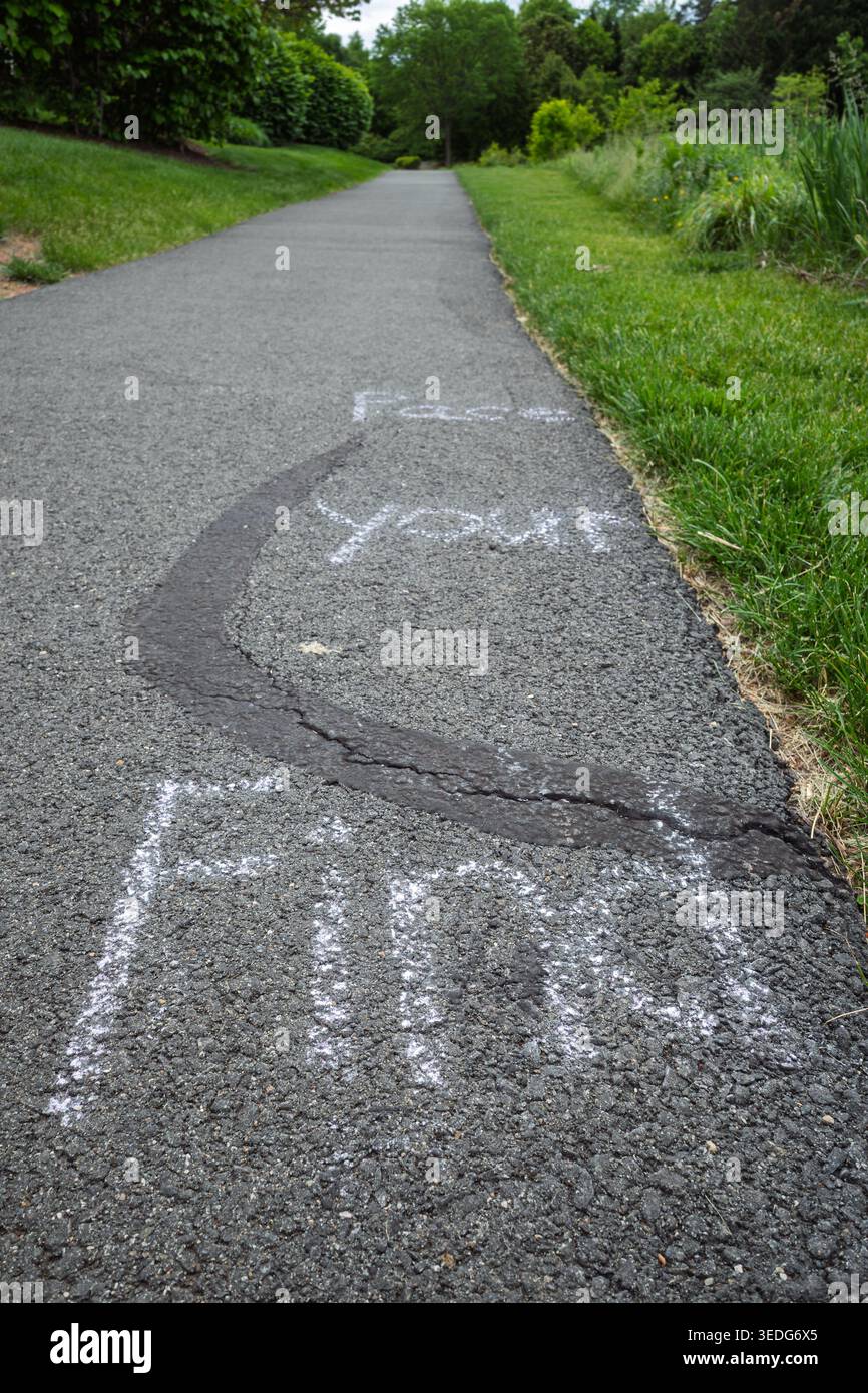 Auf einer 5 km-Rennstrecke in Ashburn, Virginia, verfasst, um die Kreidebotschaft zu lesen Stockfoto