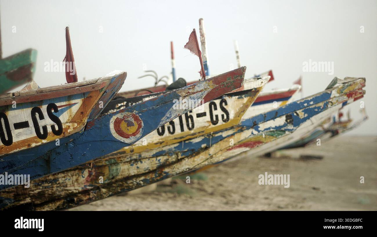 Farbenfrohe, alte Fischerboote ruhen am Sandstrand, Cap Skirring, Casamance, Senegal Stockfoto