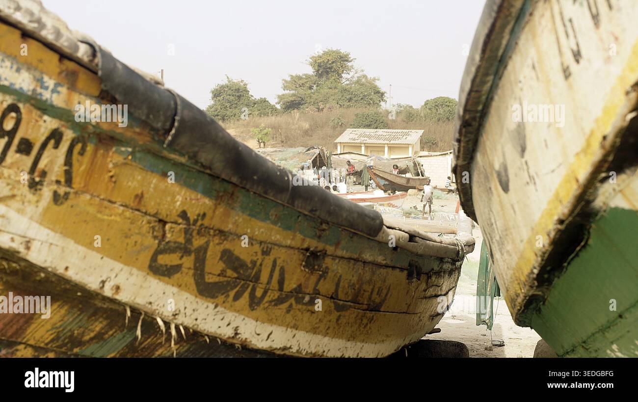 Nahaufnahme alter Fischerboote mit Landschaft im Hintergrund, Cap Skirring, Casamance, Senegal Stockfoto