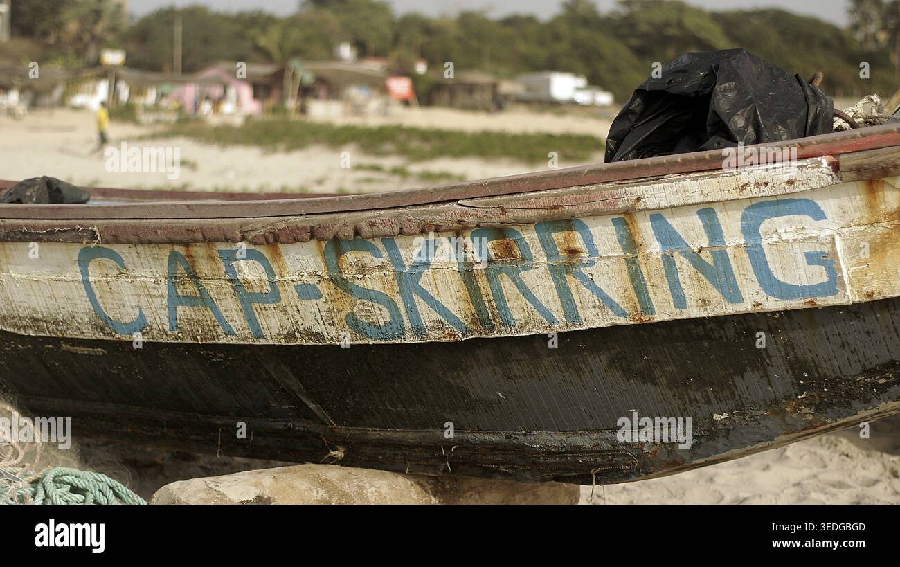 Ein altes Fischerboot mit der Aufschrift CAP-SKIRRING ruht am Strand, Cap Skirring, Casamance, Senegal Stockfoto