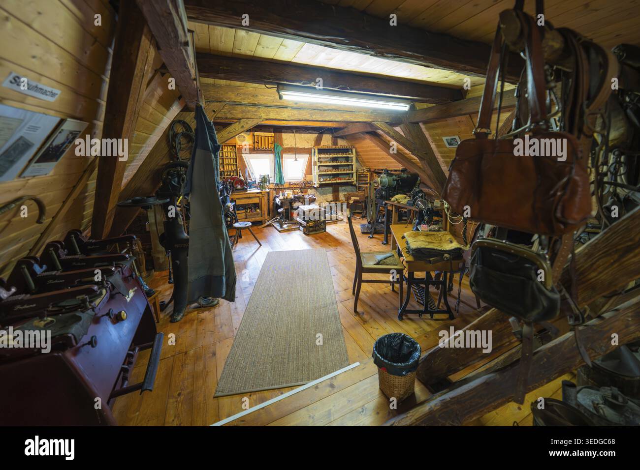 Eine traditionelle Werkstatt mit alten Möbeln und Lederwaren in rustikaler Umgebung, Heimatmuseum, Gechingen, Hecken und Gaeu Region, Calw dist Stockfoto