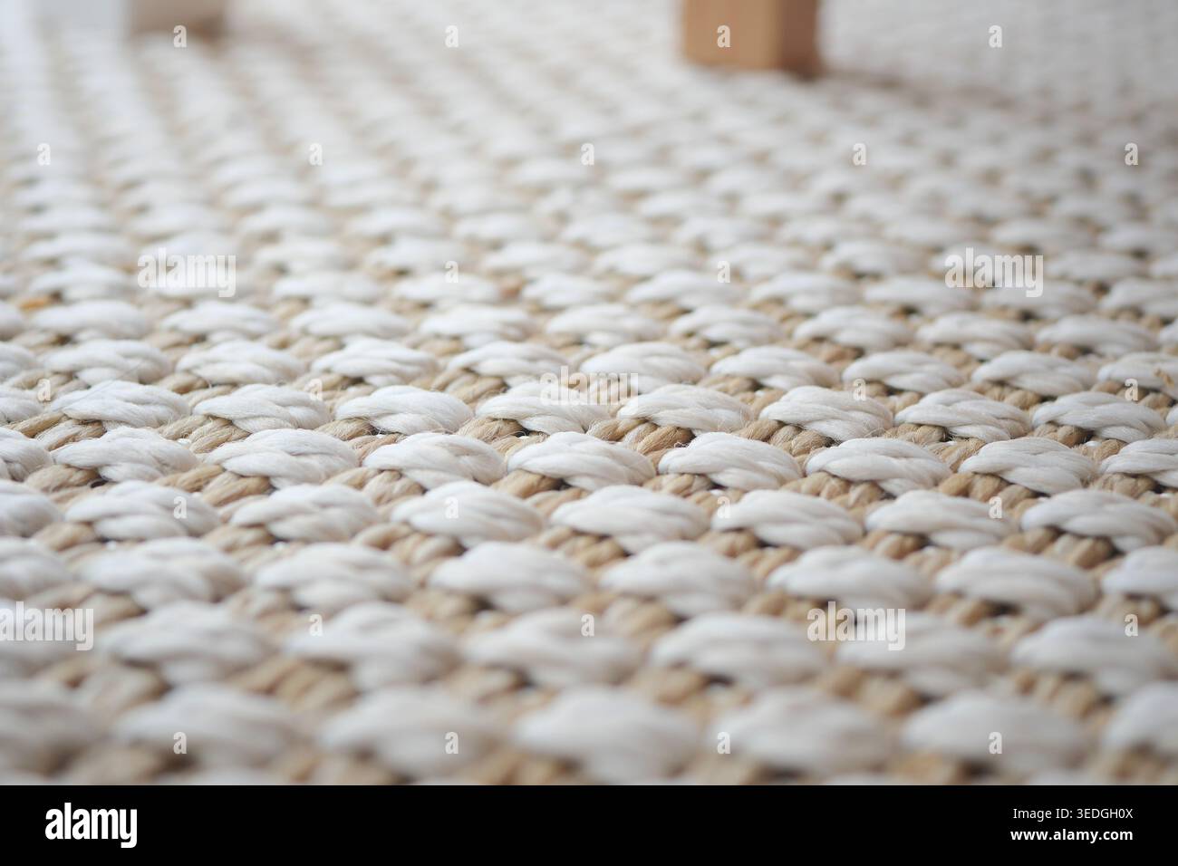 Gewebtes Material auf dem Boden in einem einfachen Raum Stockfoto
