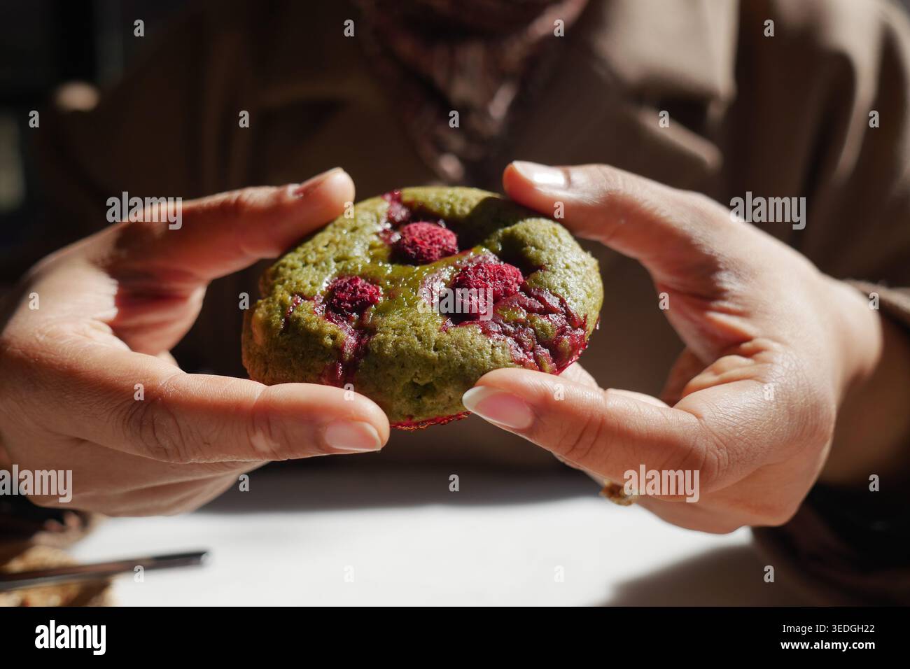 Matcha-Keks mit Himbeere im Café Stockfoto