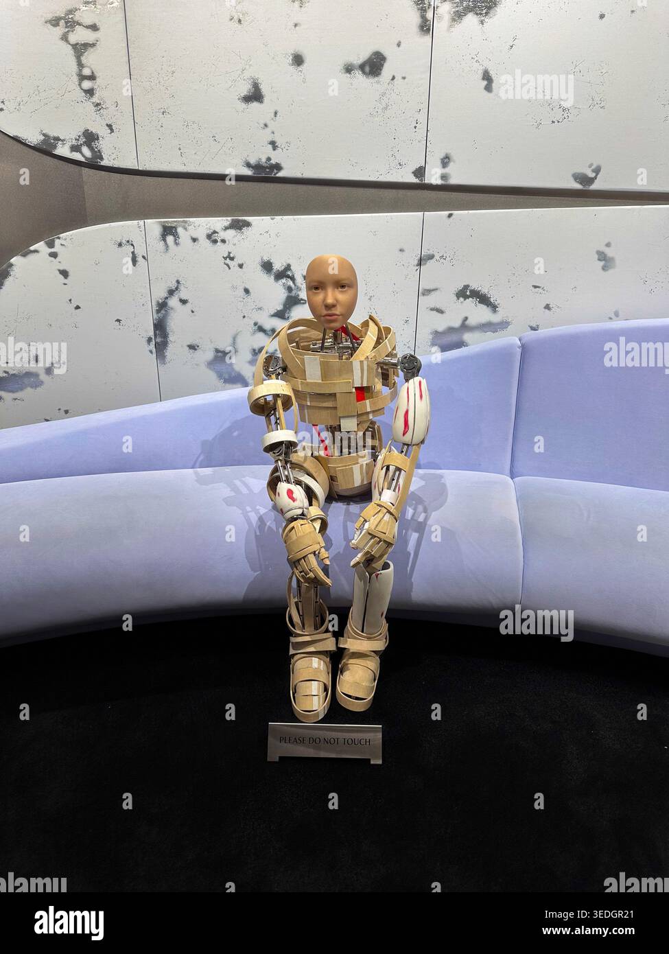 Seoul, Südkorea - 01.05.2026: Humanoide Roboterskulptur sitzt auf Sofa. Künstliche Intelligenz und futuristisches Technologiekonzept. Stockfoto