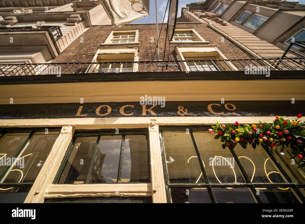 LONDON - 20. MÄRZ 2026: ST JAMES's STREET SW1 - Lock & Co Hatters historischer Luxus-Hut-Shop Stockfoto